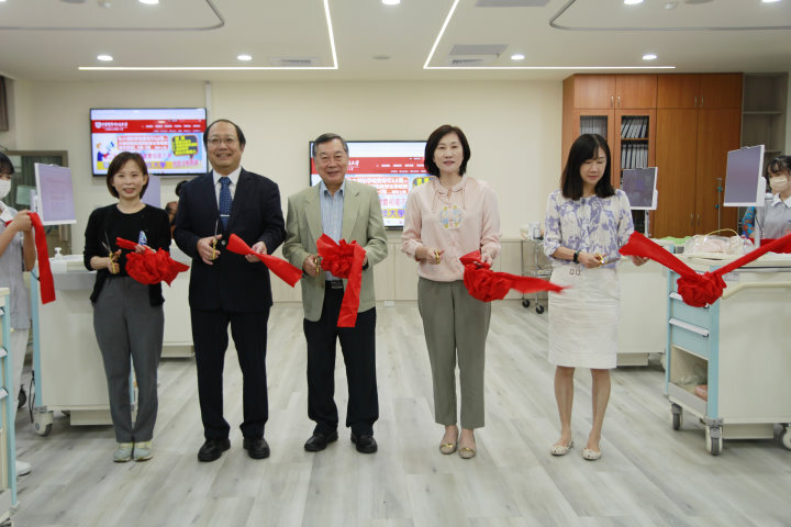 中華醫大護理系整建基本護理學實驗室及增設手術實驗室,由陳智文董事長(中)、孫逸民校長(左二)、柳營奇美醫院護理部部長蕭素秋(右二)等人共同主持剪綵啟用儀式