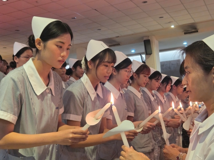 中華醫大護理系加冠典禮進行傳光儀式，點燭薪傳南丁格爾精神。
