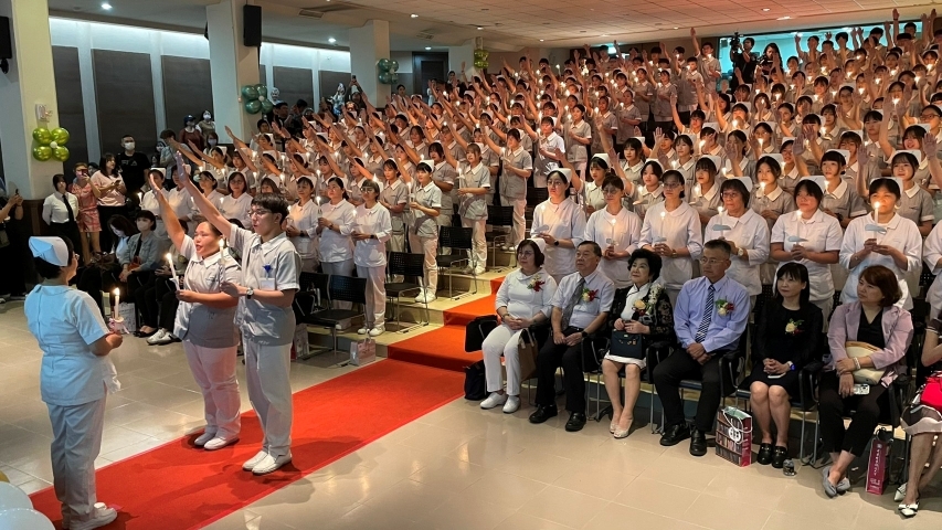中華醫大護理系115年加冠典禮，170位加冠生宣誓效法南丁格爾精神協助醫師診治濟世救人。