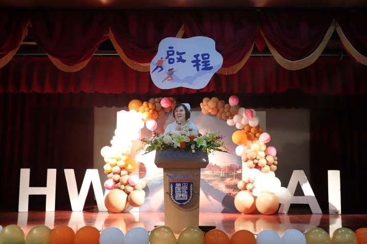 出身護理專業背景的中華醫大校長李碧娥，特別穿著護理師制服出席典禮，展現對護理專業的高度尊重與肯定。